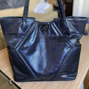 Kelly Wynne Paint the Town Tote in Navy Eclipse